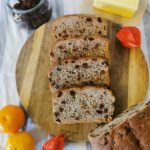 Knuspriges Granola mit dunkler Schokolade und Meersalz